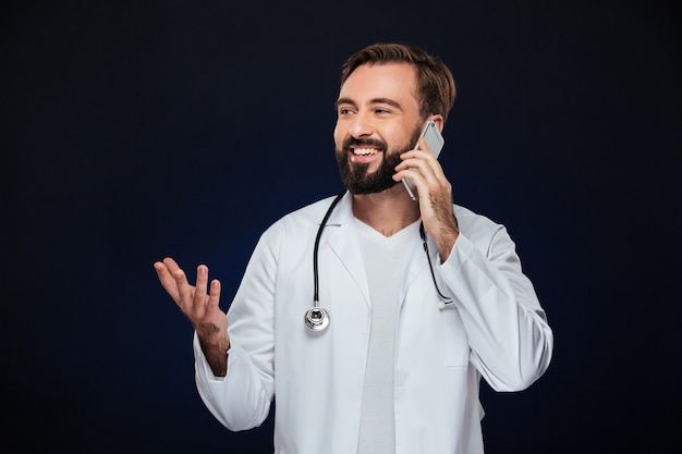 Retrato de um médico homem bonito