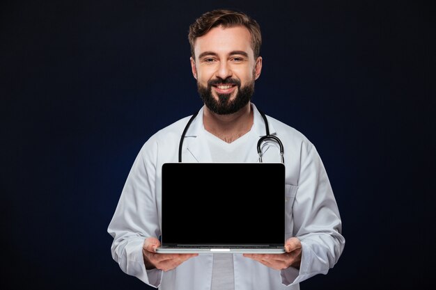 Retrato de um médico homem confiante, vestido de uniforme