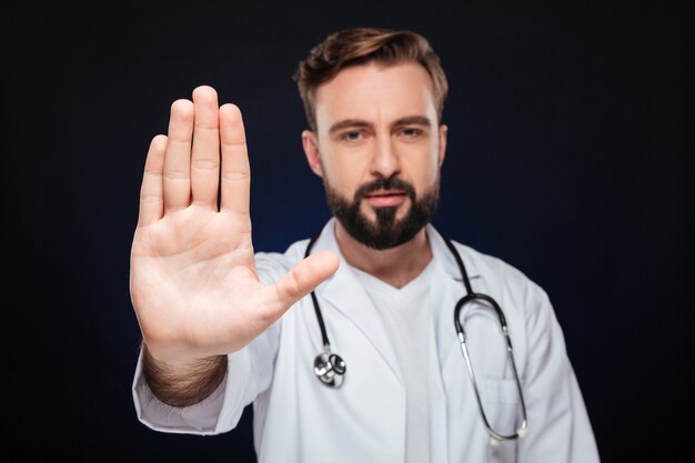 Retrato de um médico homem confiante, vestido de uniforme