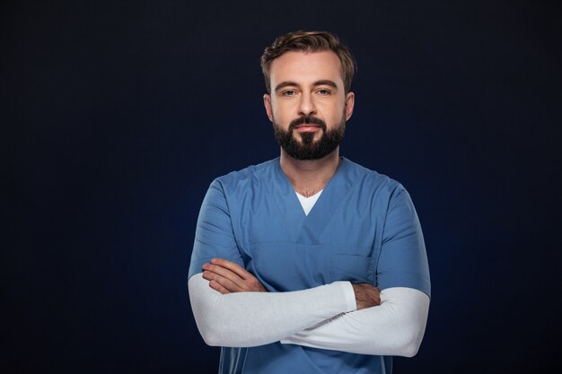 Retrato de um médico homem confiante, vestido de uniforme