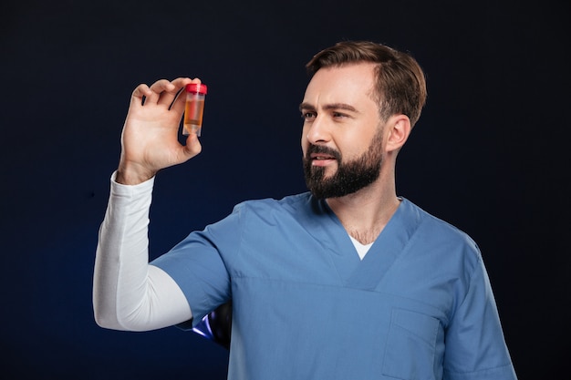 Retrato de um médico homem confuso, vestido de uniforme