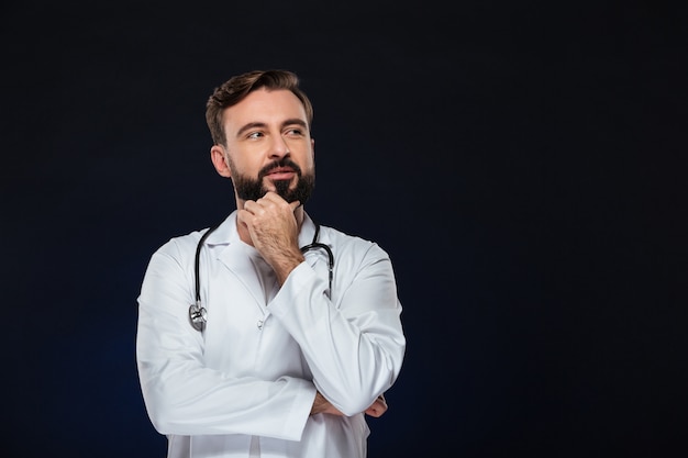 Foto grátis retrato de um médico homem pensativo