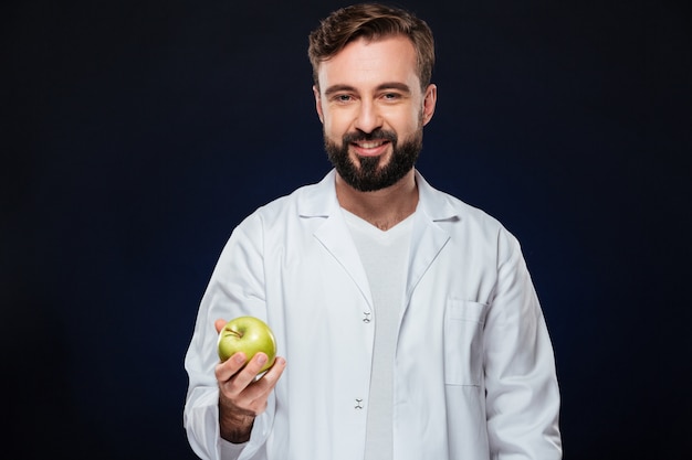 Foto grátis retrato de um médico homem sorridente