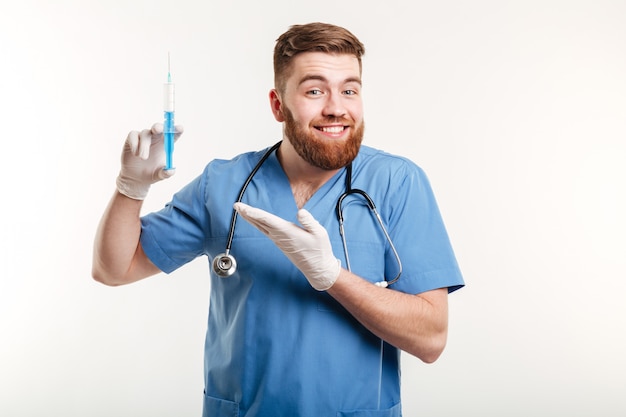 Retrato de um médico ou enfermeiro atraente feliz