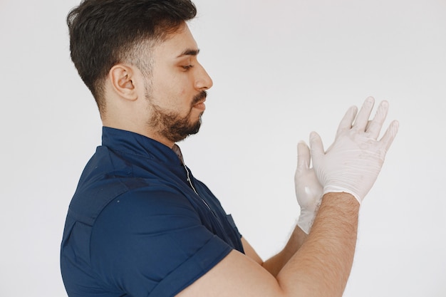 Retrato de um médico posando contra um fundo branco