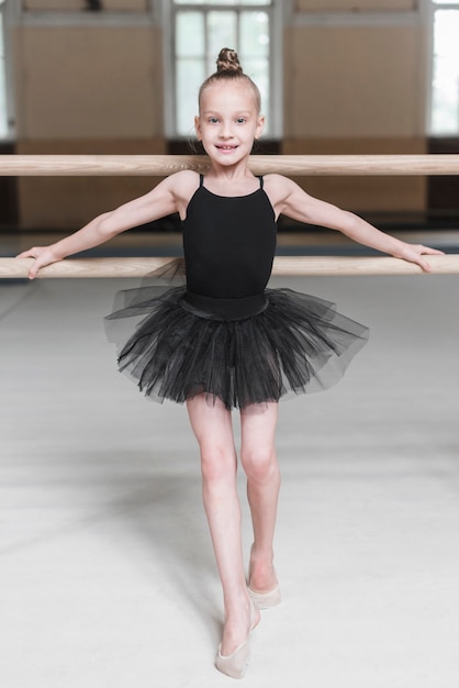 Retrato, de, um, menina bailarina, em, tutu preto, ficar, frente, barre