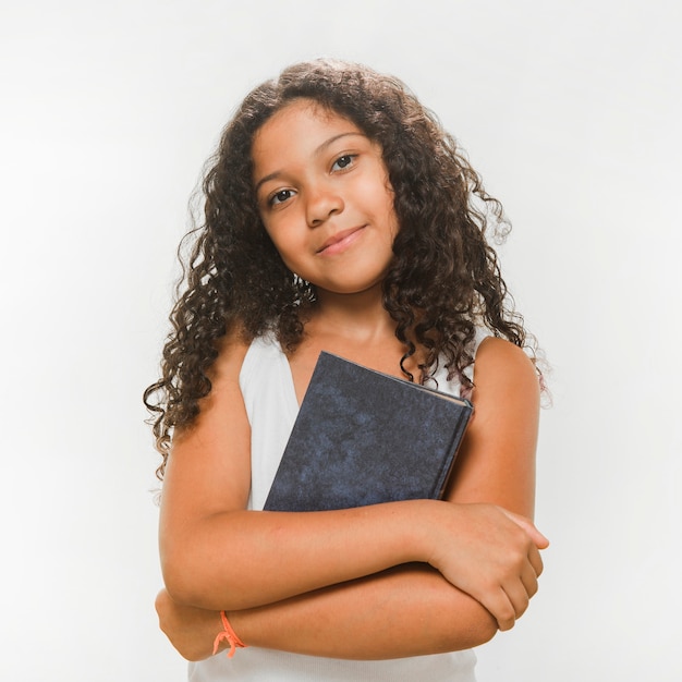 Foto grátis retrato, de, um, menina, com, livro, dobrando, dela, braços