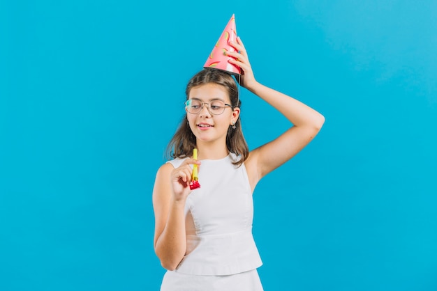 Foto grátis retrato, de, um, menina, com, partido, chifre, ficar, ligado, experiência azul