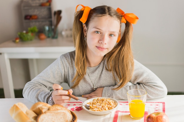 Retrato, de, um, menina, comer, saudável, pequeno almoço