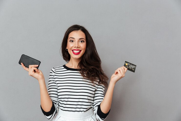 Foto grátis retrato, de, um, menina feliz, segurando telefone móvel