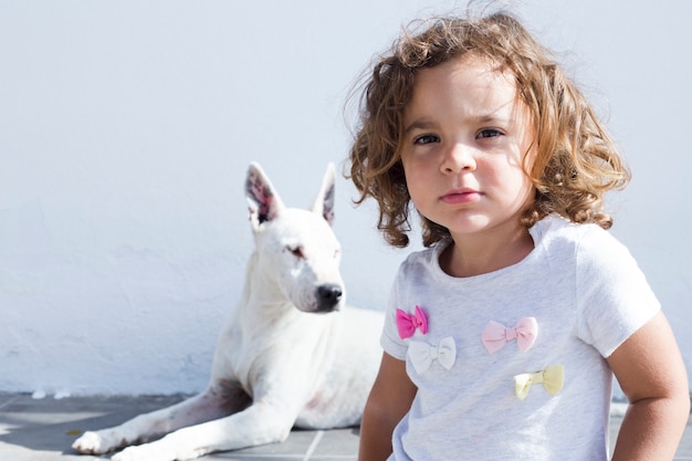 Foto grátis retrato, de, um, menina, ficar, frente, cão