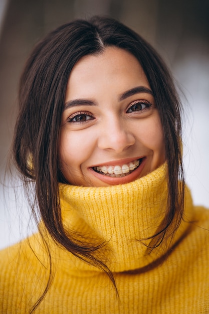 Foto grátis retrato, de, um, menina jovem, em, um, amarela, suéter