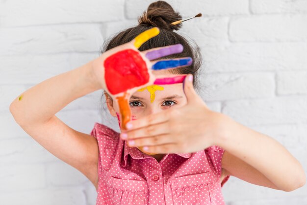 Retrato, de, um, menina, olhando, dela, pintado, mãos, ficar, contra, branca, parede tijolo