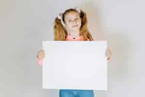 Foto grátis retrato, de, um, menina, segurando, em branco, papel cartão branco