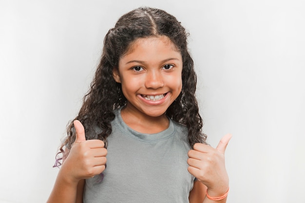 Retrato, de, um, menina sorridente, gesticule, polegares cima