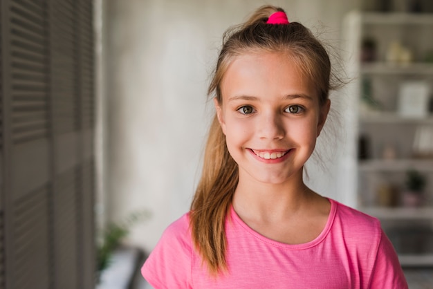 Retrato, de, um, menina sorridente, olhando câmera