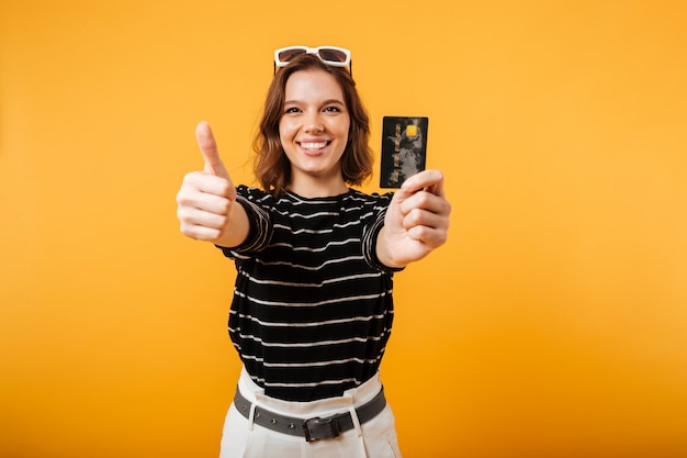 Retrato, de, um, menina sorridente, segurando, cartão crédito