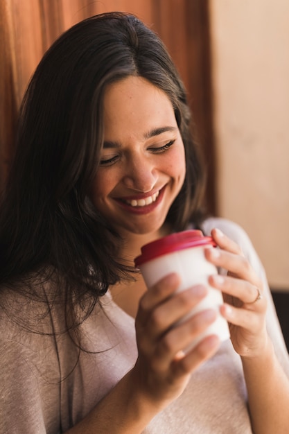 Retrato, de, um, menina sorridente, segurando, copo café descartável