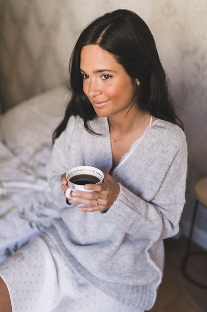 Retrato, de, um, menina sorridente, segurando, xícara café