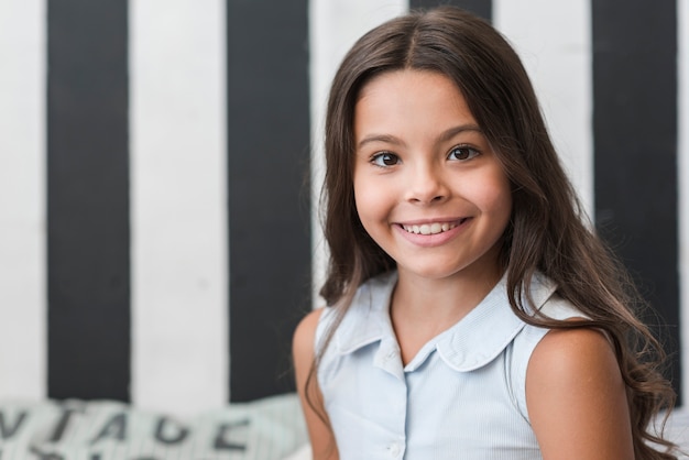 Foto grátis retrato, de, um, menina sorridente