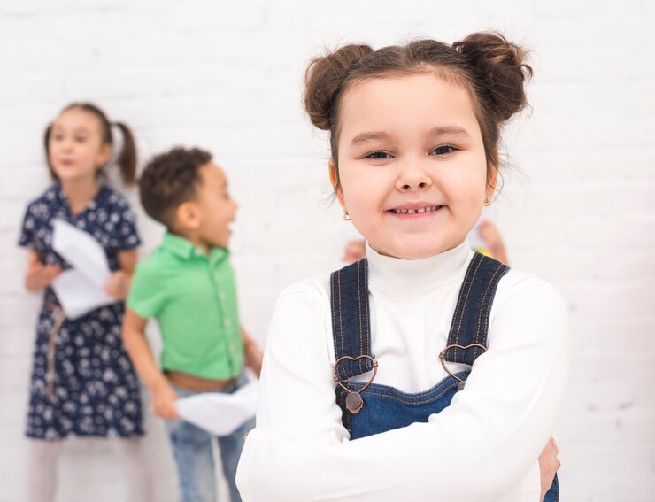 Foto grátis retrato, de, um, menina sorridente