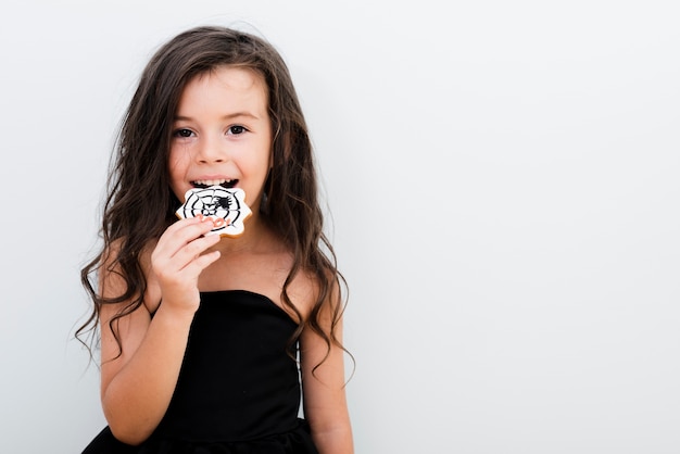 Retrato, de, um, menininha, comer um biscoito