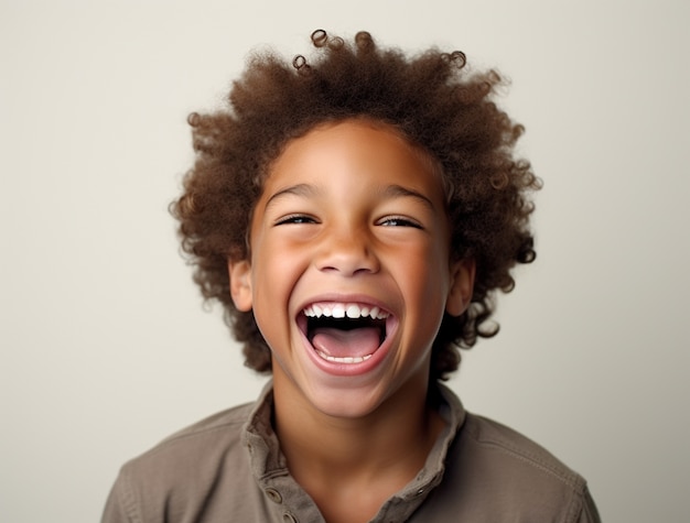 Foto grátis retrato de um menino africano sorrindo