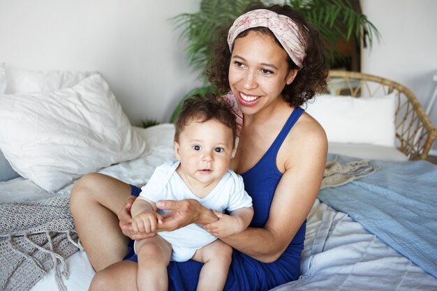 Retrato de um menino e uma mãe sentados na cama