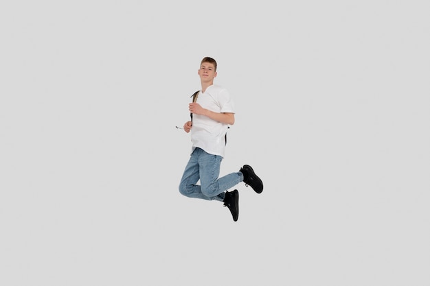 Retrato de um menino pulando