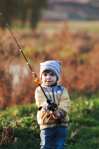 Retrato, de, um, menino, segurando, cana de pesca