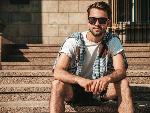 Retrato de um modelo bonito e confiante, moderno e elegante, lambersexual