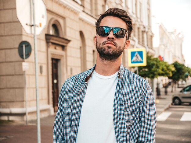 Retrato de um modelo bonito e confiante, moderno e elegante, lambersexual