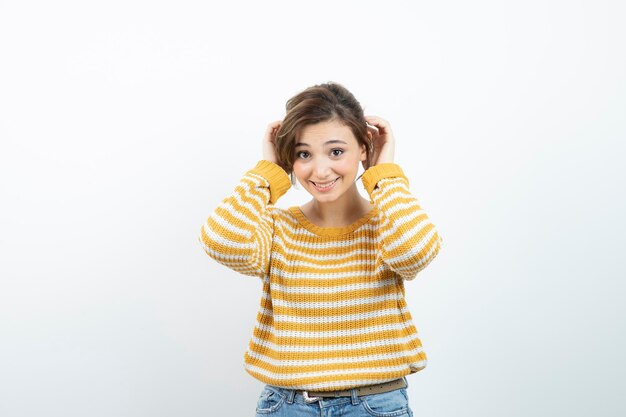 Retrato de um modelo de mulher jovem e bonita em pé e posando. Foto de alta qualidade