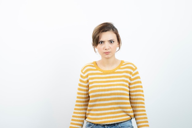 Retrato de um modelo de mulher jovem e bonita ficando com raiva. foto de alta qualidade