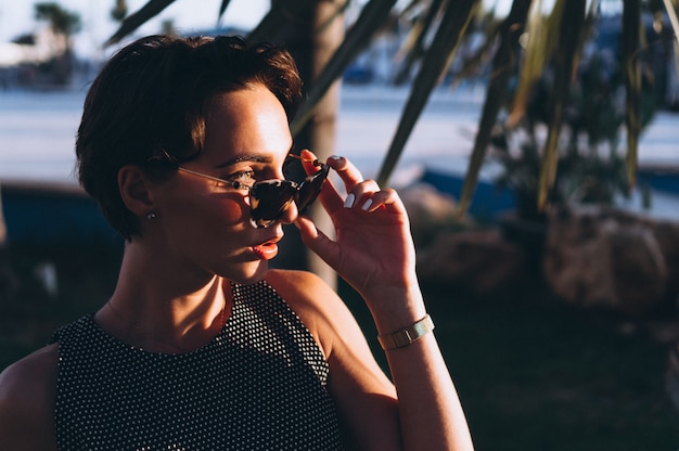 Foto grátis retrato, de, um, mulher, atrás de, palma sai