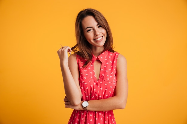 Foto grátis retrato, de, um, mulher bonita sorridente, vestido