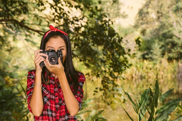 Retrato, de, um, mulher, com, câmera, em, floresta