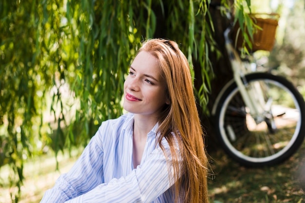 Foto grátis retrato, de, um, mulher, com, desfocado, bicicleta