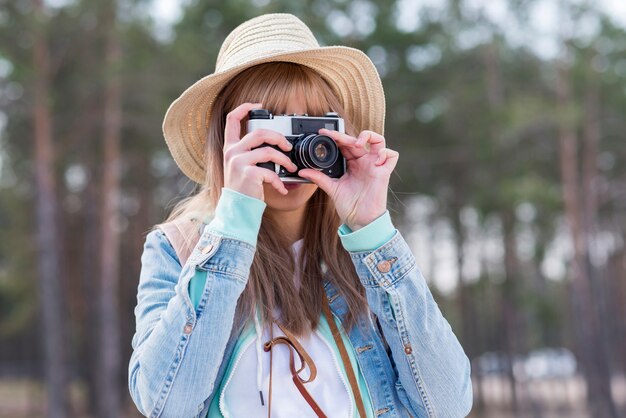 Retrato, de, um, mulher, desgastar, chapéu, levando, foto, com, câmera vintage