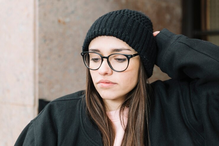 Foto grátis retrato, de, um, mulher, em, espetáculos, e, tricote chapéu