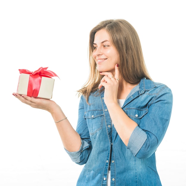 Foto grátis retrato, de, um, mulher feliz, olhar, presente, branco, fundo