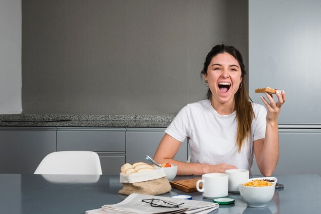 Retrato, de, um, mulher feliz, tendo, pequeno almoço saudável