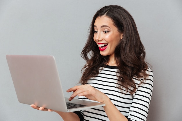 Retrato, de, um, mulher feliz, usando computador portátil