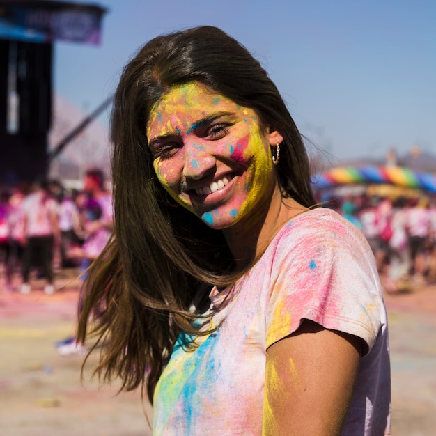 Retrato, de, um, mulher jovem, com, holi, pó