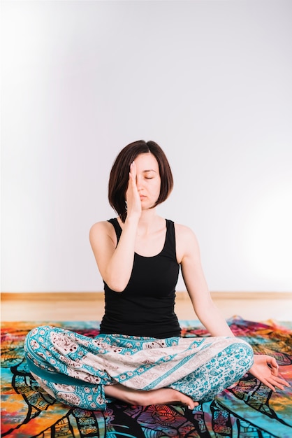 Retrato, de, um, mulher jovem, meditar, com, olhos fecharam