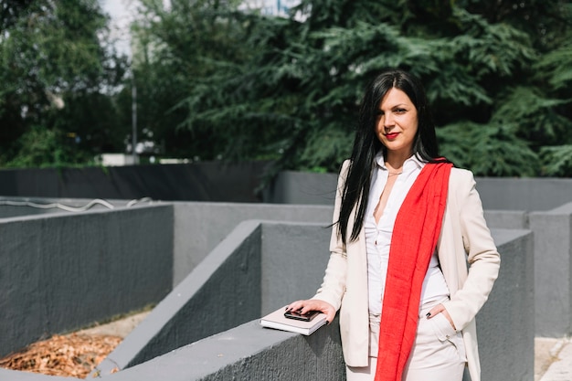 Foto grátis retrato, de, um, mulher negócios fica, em, ao ar livre