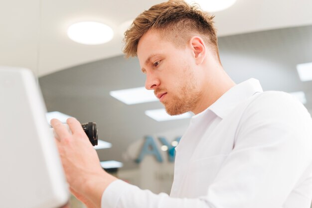 Foto grátis retrato, de, um, optometrist masculino