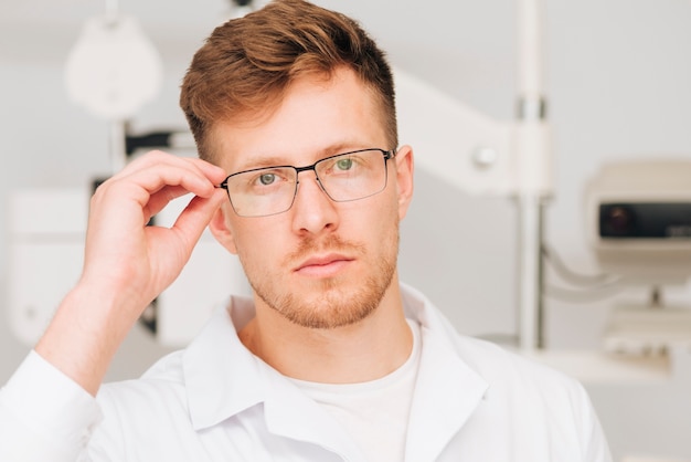 Retrato, de, um, optometrist masculino