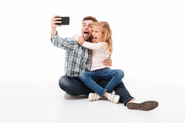 Retrato de um pai alegre e sua filha pequena