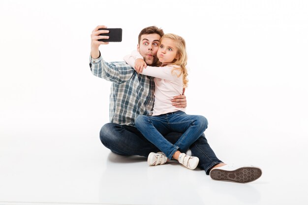 Retrato de um pai engraçado e sua filha pequena